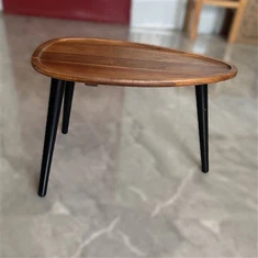 Træ spisebord med tre ben