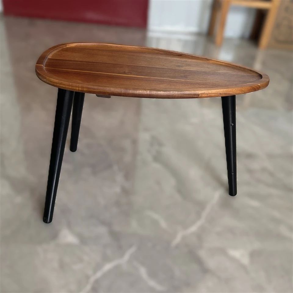 Træ spisebord med tre ben